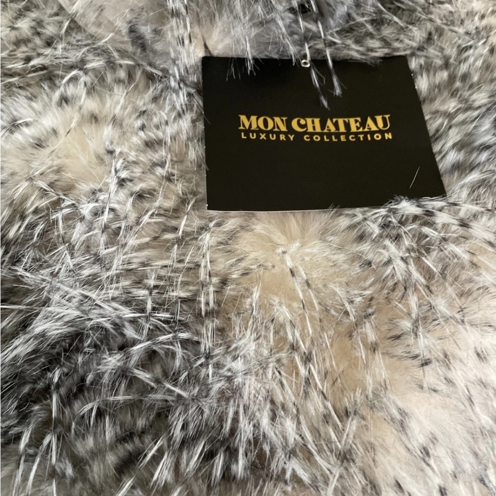 Mon Chateau Luxury Collection Pheasant Feather ( faux)? Pillow 20” x 20 " New
